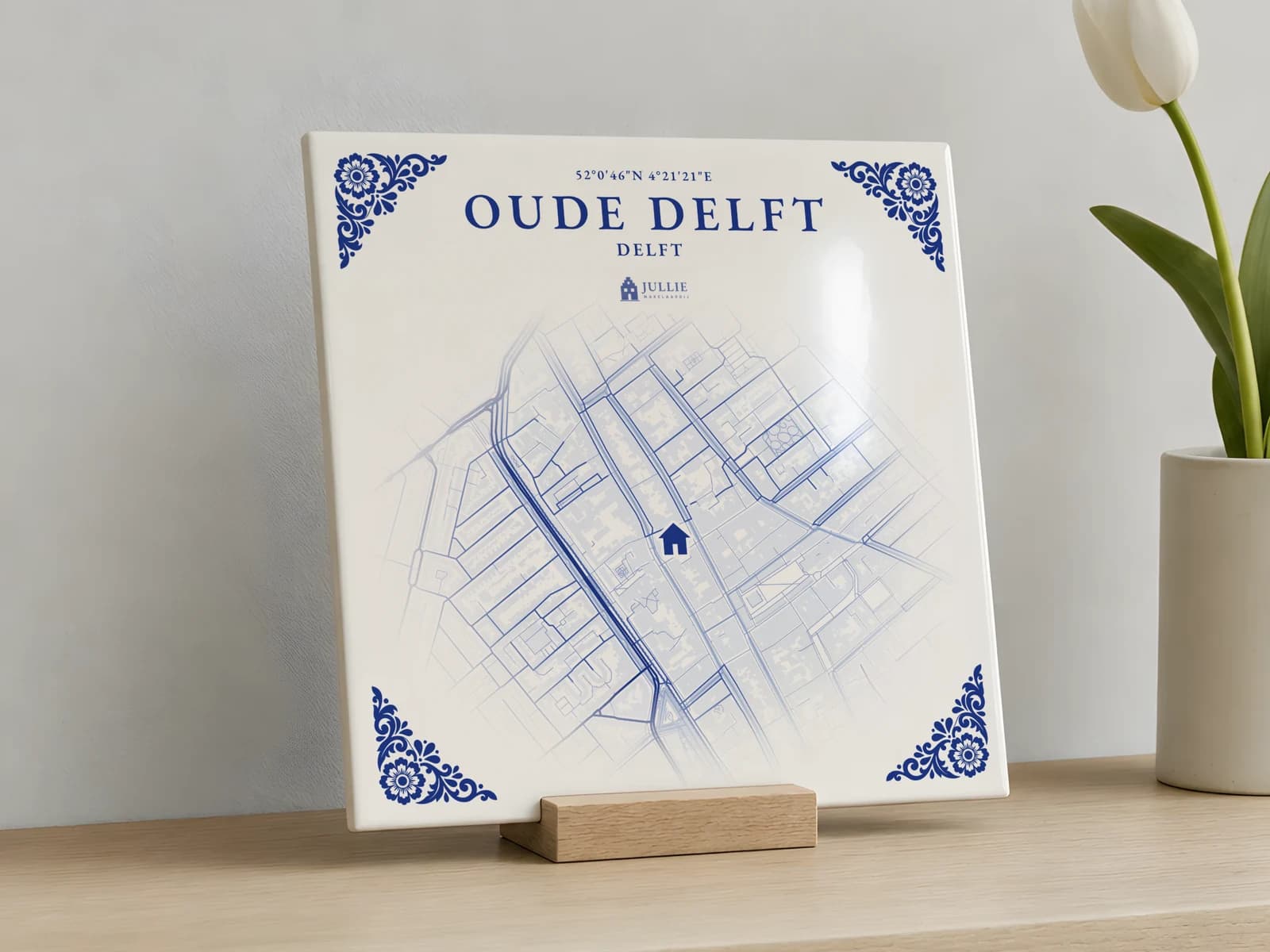 Delfts blauw tegeltje met een kaart van de straat op een houten houder